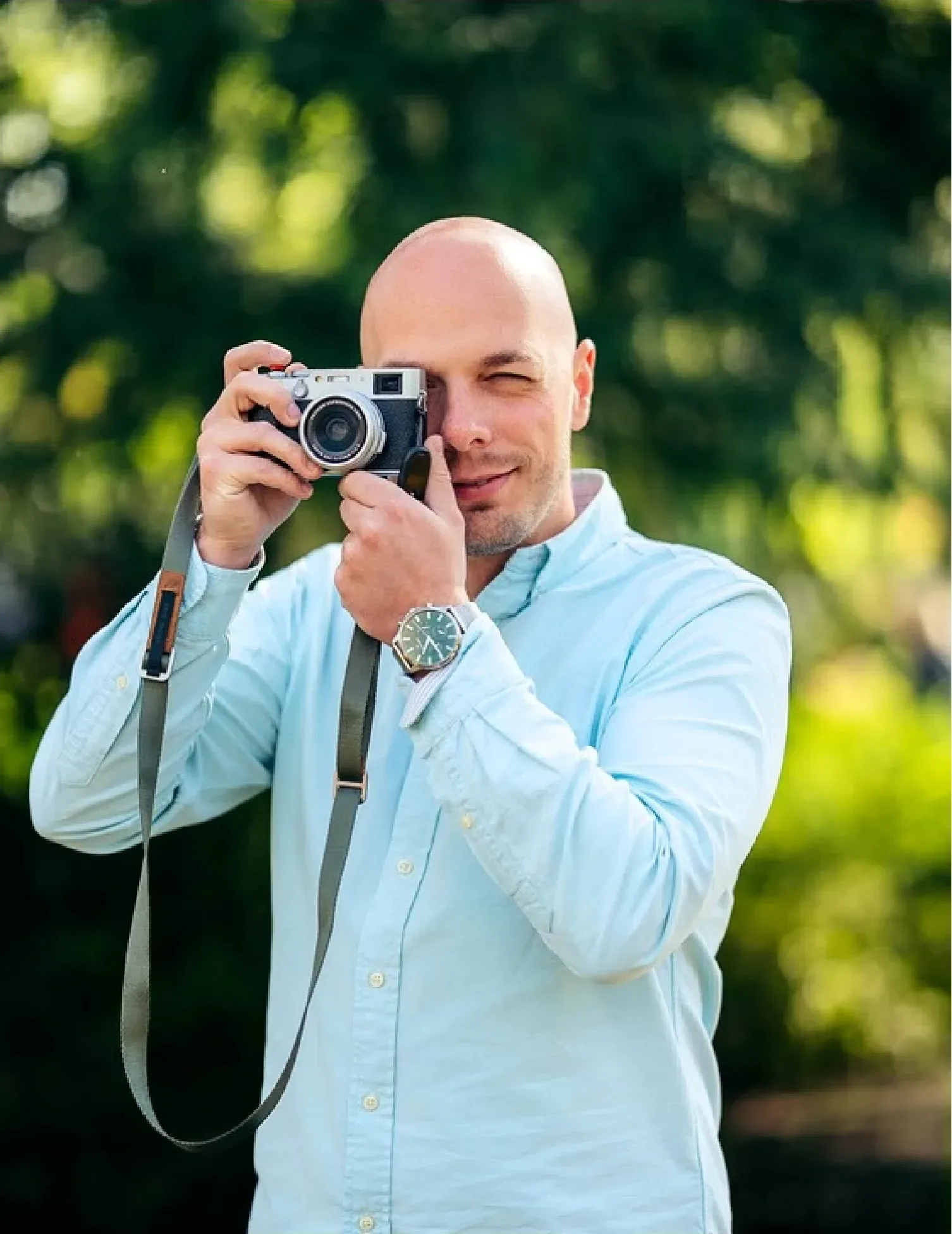 Ricardo Speliers, photographe, avec son appareil photo