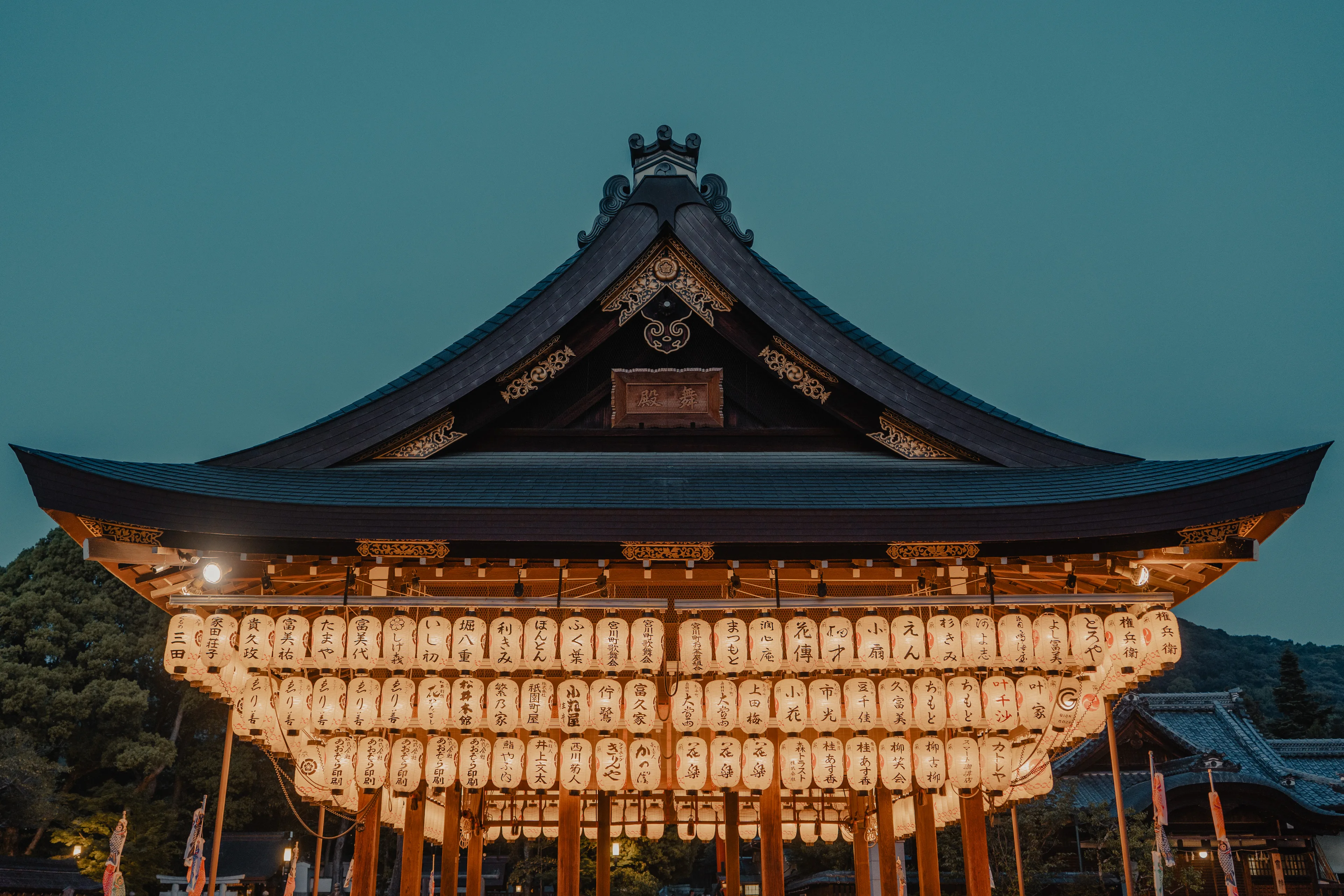 Temple Fushimi Inari illuminé la nuit, Kyoto — Ricardo Speliers photographe
