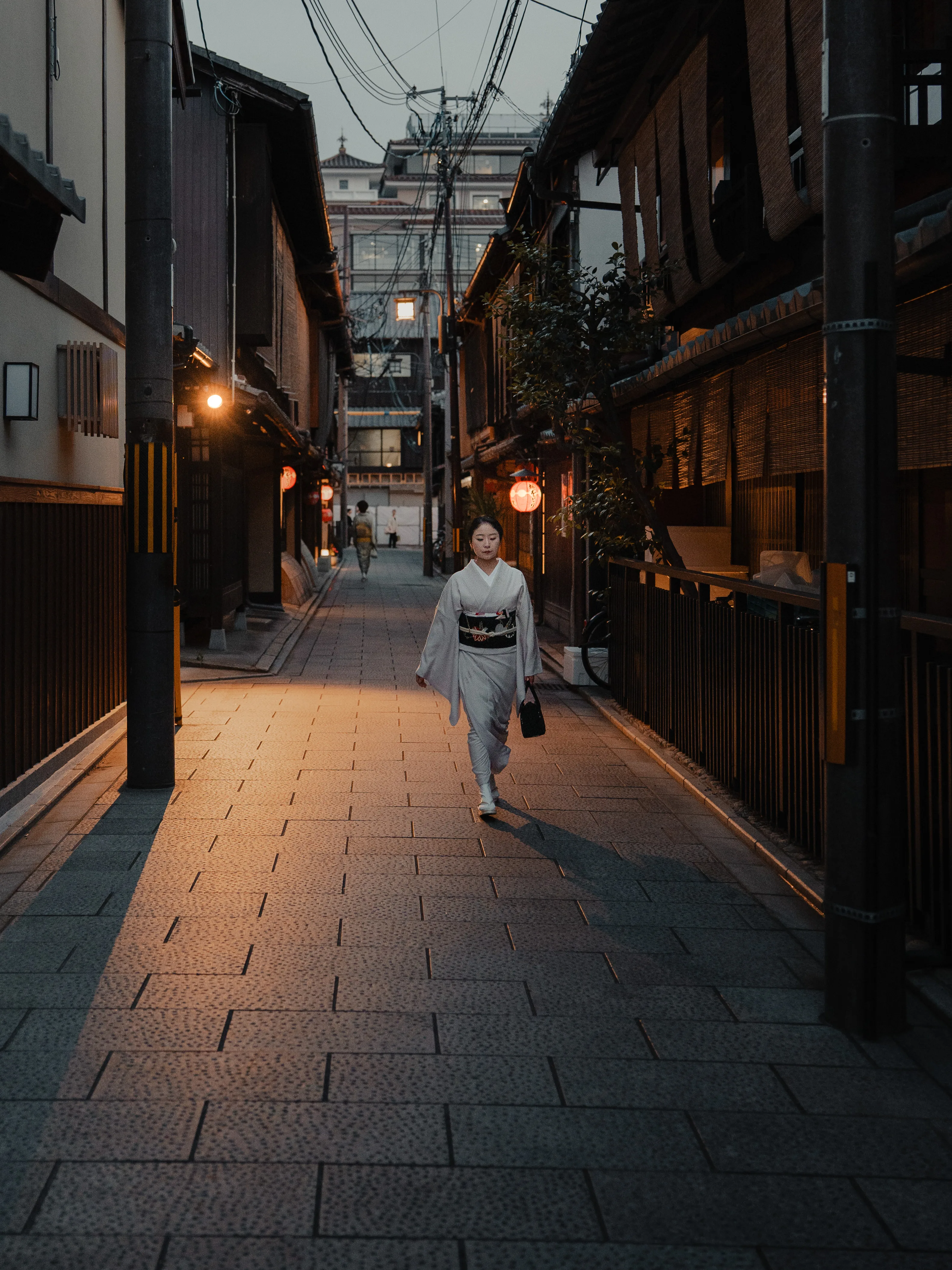 Femme en kimono dans une ruelle de Gion, Kyoto — Ricardo Speliers photographe